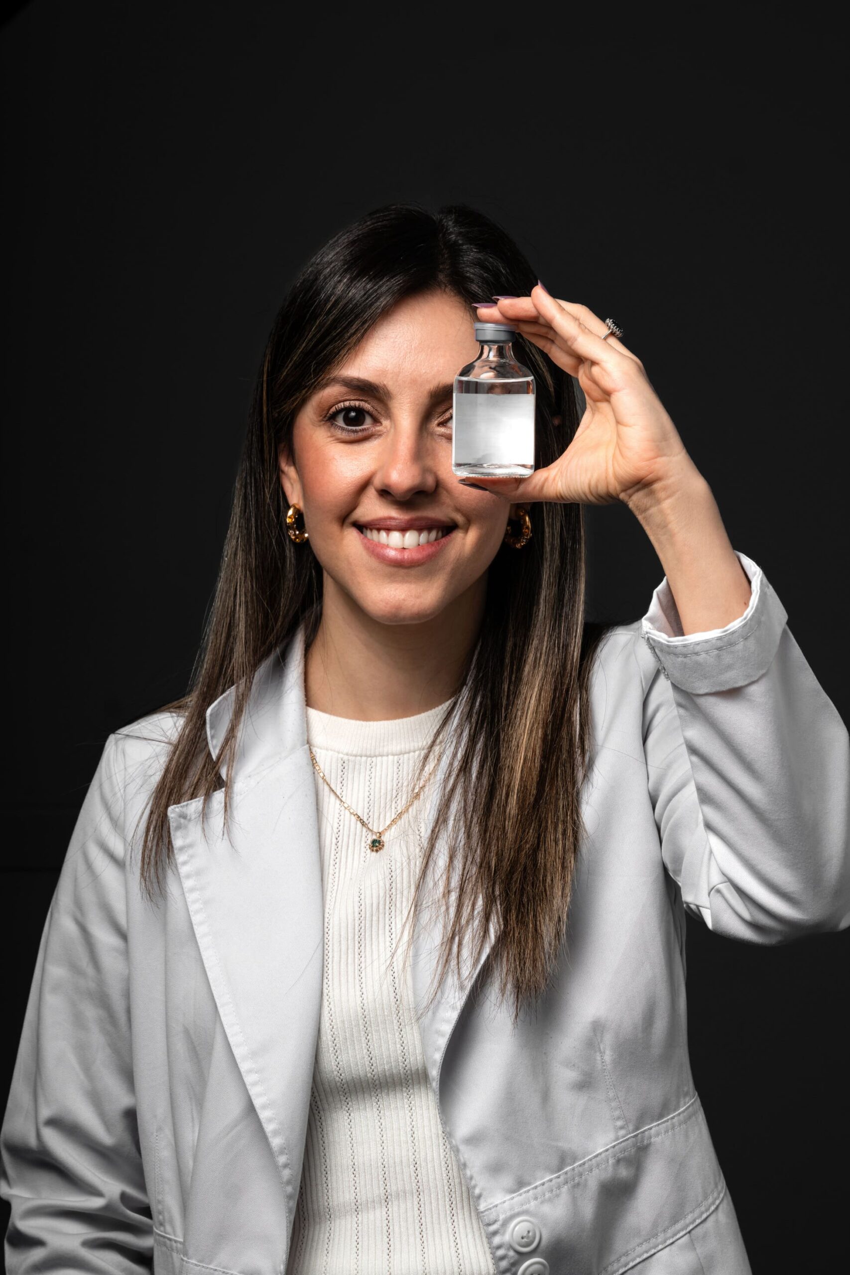 Neuróloga de Neuro+ con vial de toxina botulínica, protocolo PREEMPT